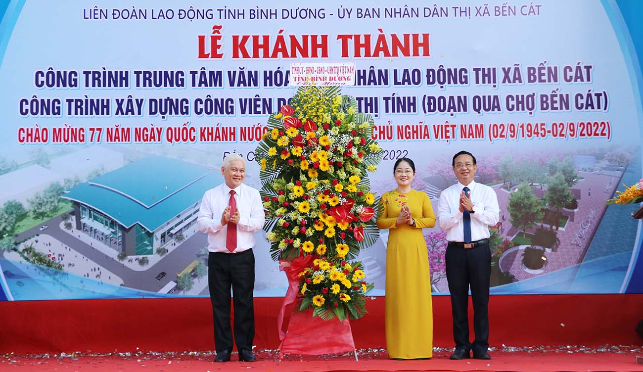 Đồng chí Nguyễn Văn Lợi - Bí thư Tỉnh ủy Bình Dương tặng lẵng hoa chúc mừng.
